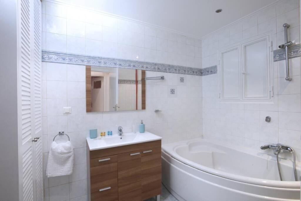 Palaio Faliro, A Bright And Spacious Apartment 雅典 外观 照片